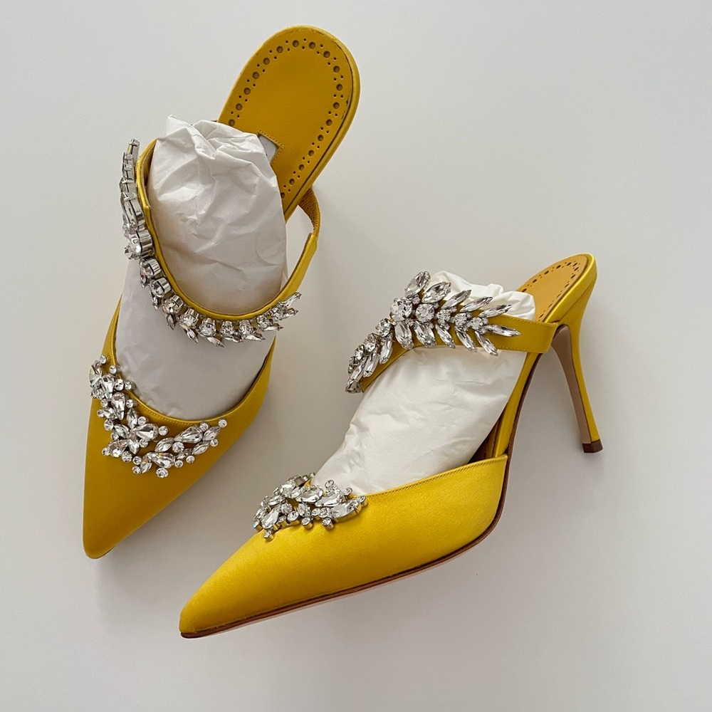 NEW Manolo Blahnik Lurum Heels in Yellow
Size 39.5